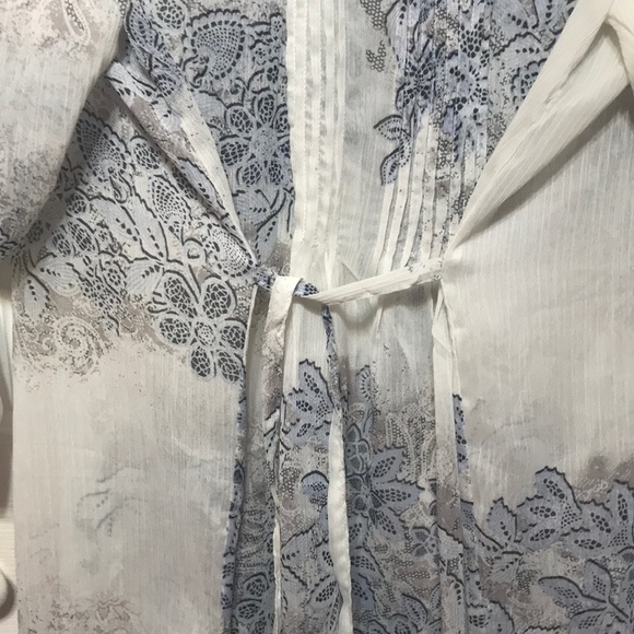 Flowy Patterned Plus Size Top - Picture 6 of 7